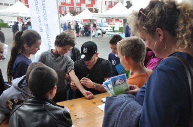 signature d'autographes de Louis Souchaud
Bien manger, dormir, bouger
Bien dans leur assiette
Une journée de sensibilisation au bien-manger, bouger et dormir, baptisée « Du champ à l’assiette », a été organisée à la fin du mois de mars à l’école Jules-Ferry de Le Blanc, au cœur du Parc naturel régional de la Brenne, dans l’Indre, par la MSA Berry-Touraine, avec l’aval de l’Éducation nationale. Pour l’occasion, un village santé a été dressé dans la cour de l’école. Nous y étions.