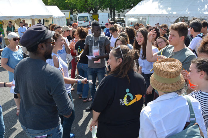 Les sociologues discutent avec les personnes participantes, dont beaucoup de jeunes.