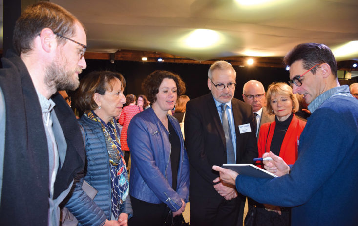 À gauche, Luc Bourgeois, administrateur, et Véronique Pilette écoutent la présentation assurée par Christophe Avranche en compagnie de Sophie Douvry, conseillère départementale, Bruno Libert, président de la CPAM, et Véronique Louwagie, députée. - © MSA Mayenne-Orne-Sarthe