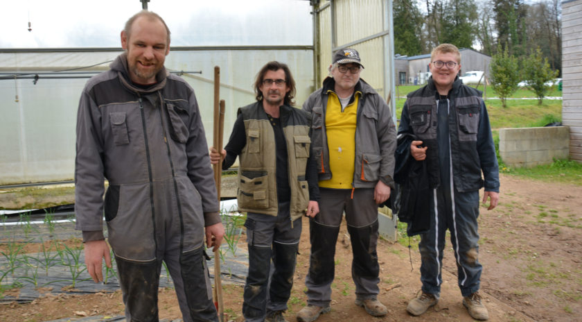 Une partie l'équipe de l'atelier maraîchage dont les légumes serviront à la réalisation des 350 qui sortent chaque jour de la cuisine des Hardys. - Photos : © Alexandre Roger / le Bimsa.﻿