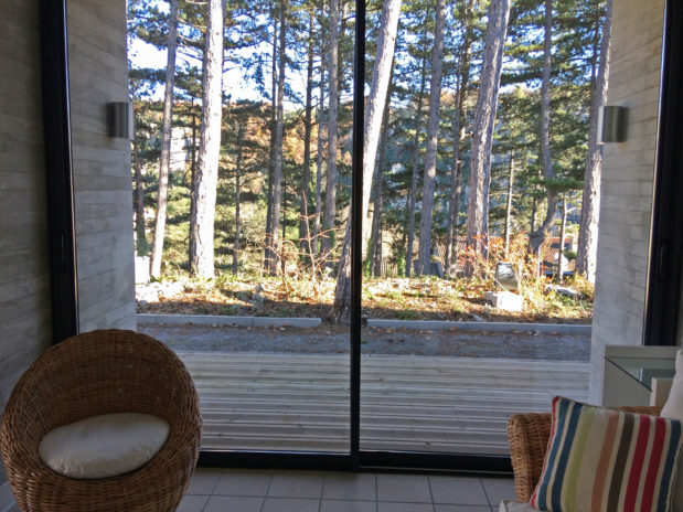 Le solarium du centre de vacances de Vogüe a vu sur la forêt.