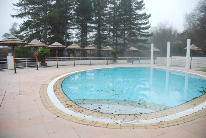 La piscine vide du centre de vacances.