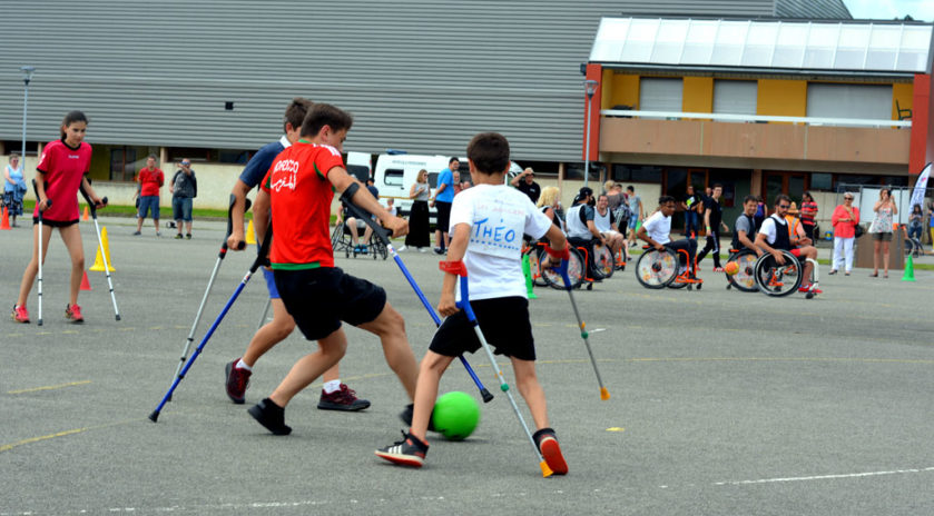 Sept jeunes Isérois, lauréats de la 17e édition de l’appel à projets organisé par la MSA, ont mis une belle claque aux préjugés sur le monde du handicap, en organisant des olympiades handisport ouvertes à tous dans leur vallée. Quoi de mieux que le sport pour « casser les barrières » en réunissant valides et non valides?