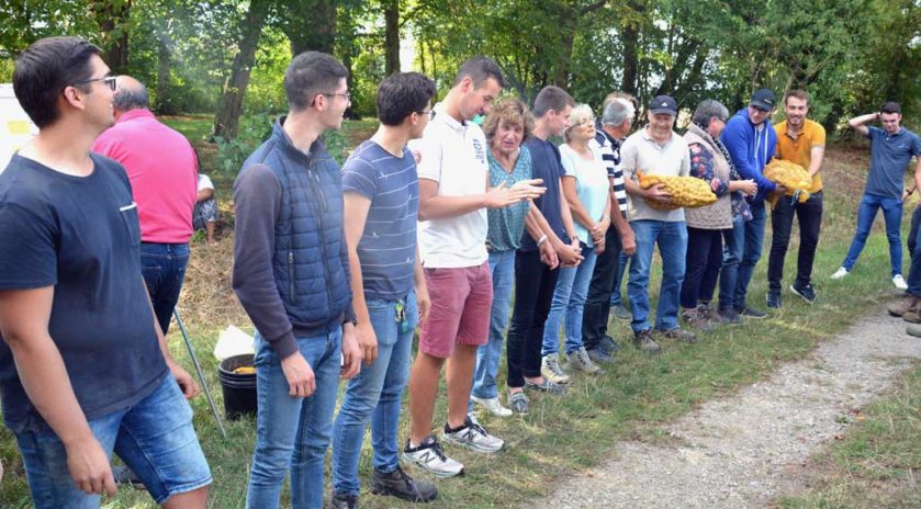 Le lycée agricole Le Robillard a la particularité d’être traversé par le méridien de Greenwich. Ce n’est pas pour autant que les futurs professionnels qui s’y forment se prennent pour le centre du monde et n’ont pas le souci d’aider ceux qui ont moins qu’eux. Le mercredi 11 septembre, sous le soleil normand, armés de simples seaux et de leur bonne volonté, des étudiants en BTS agronomie et productions végétales ont retroussé leurs manches pour une journée de glanage solidaire au profit de la Croix-Rouge française. Nous y étions. Journée du don agricole. Solaal.
©Alexandre_Roger/le Bimsa.