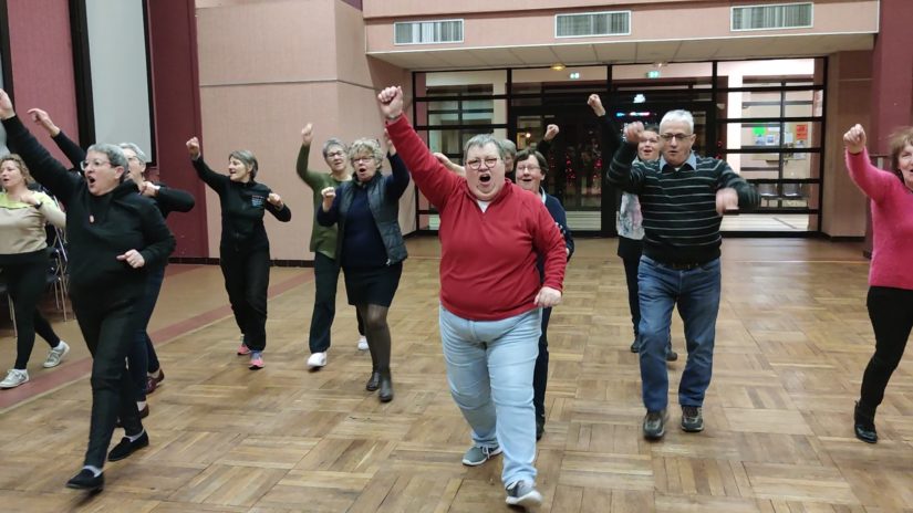 Yoga du rire Se fendre la poire pour avoir la pêche Et si le rire était en fait une affaire sérieuse ? Le yoga du rire, né loin des bords de Loire, sur les rives du Gange, combine le rire avec les techniques de respiration du yoga. L’action, initiée en 2017 par les délégués cantonaux de la MSA Berry-Touraine pour lutter contre le mal-être et le stress d’exploitants et de salariés agricoles du secteur de l’Île-Bouchard en Indre-et-Loire, se poursuit trois ans après avec autant de bonne humeur.