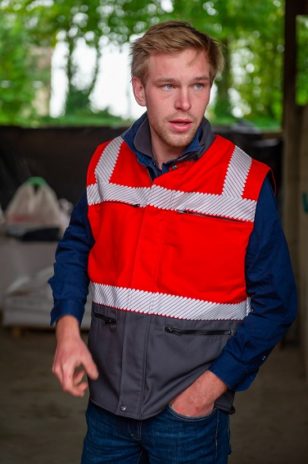 Ardennes Je cultive ma sécurité et ça se voit A l’initiative d’une quinzaines d’organisations professionnelles des Ardennes, 65 % coton, 35 % polyester. Deux poches sur la poitrine et deux autres avec fermeture à glissière horizontale. Un col montant. Des bandes rétroréfléchissantes. Ce n’est parce qu’on est à cheval sur la sécurité qu’on n’a pas le droit d’être élégant. Le gilet sans manche avec double polaire a fière allure. Le modèle avec manches et la combinaison sont également agréables à l’œil. Ces vêtements sont l’aboutissement d’un travail de près d’un an mené par l’équipe de prévention des risques professionnels de la MSA Marne Ardennes Meuse à la demande d’agriculteurs, d’éleveurs et de conseillers agricoles. Celle-ci est intervenue après un accident de travail survenu en octobre 2018. « Je signalais la présence d’une vache sur la voirie pour la rentrer dans son enclos lorsqu’un véhicule m’a renversé », explique la victime.