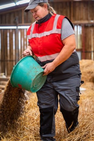 Ardennes Je cultive ma sécurité et ça se voit A l’initiative d’une quinzaines d’organisations professionnelles des Ardennes, 65 % coton, 35 % polyester. Deux poches sur la poitrine et deux autres avec fermeture à glissière horizontale. Un col montant. Des bandes rétroréfléchissantes. Ce n’est parce qu’on est à cheval sur la sécurité qu’on n’a pas le droit d’être élégant. Le gilet sans manche avec double polaire a fière allure. Le modèle avec manches et la combinaison sont également agréables à l’œil. Ces vêtements sont l’aboutissement d’un travail de près d’un an mené par l’équipe de prévention des risques professionnels de la MSA Marne Ardennes Meuse à la demande d’agriculteurs, d’éleveurs et de conseillers agricoles. Celle-ci est intervenue après un accident de travail survenu en octobre 2018. « Je signalais la présence d’une vache sur la voirie pour la rentrer dans son enclos lorsqu’un véhicule m’a renversé », explique la victime.