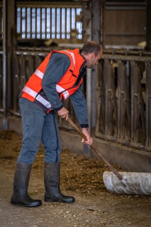 Ardennes Je cultive ma sécurité et ça se voit A l’initiative d’une quinzaines d’organisations professionnelles des Ardennes, 65 % coton, 35 % polyester. Deux poches sur la poitrine et deux autres avec fermeture à glissière horizontale. Un col montant. Des bandes rétroréfléchissantes. Ce n’est parce qu’on est à cheval sur la sécurité qu’on n’a pas le droit d’être élégant. Le gilet sans manche avec double polaire a fière allure. Le modèle avec manches et la combinaison sont également agréables à l’œil. Ces vêtements sont l’aboutissement d’un travail de près d’un an mené par l’équipe de prévention des risques professionnels de la MSA Marne Ardennes Meuse à la demande d’agriculteurs, d’éleveurs et de conseillers agricoles. Celle-ci est intervenue après un accident de travail survenu en octobre 2018. « Je signalais la présence d’une vache sur la voirie pour la rentrer dans son enclos lorsqu’un véhicule m’a renversé », explique la victime.