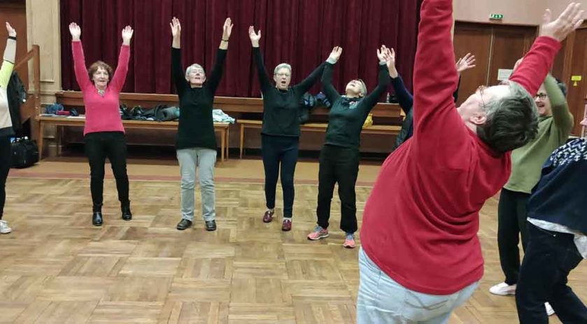 Yoga du rire Se fendre la poire pour avoir la pêche Et si le rire était en fait une affaire sérieuse ? Le yoga du rire, né loin des bords de Loire, sur les rives du Gange, combine le rire avec les techniques de respiration du yoga. L’action, initiée en 2017 par les délégués cantonaux de la MSA Berry-Touraine pour lutter contre le mal-être et le stress d’exploitants et de salariés agricoles du secteur de l’Île-Bouchard en Indre-et-Loire, se poursuit trois ans après avec autant de bonne humeur.