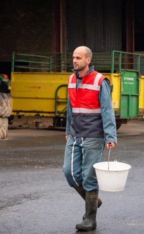 Ardennes Je cultive ma sécurité et ça se voit A l’initiative d’une quinzaines d’organisations professionnelles des Ardennes, 65 % coton, 35 % polyester. Deux poches sur la poitrine et deux autres avec fermeture à glissière horizontale. Un col montant. Des bandes rétroréfléchissantes. Ce n’est parce qu’on est à cheval sur la sécurité qu’on n’a pas le droit d’être élégant. Le gilet sans manche avec double polaire a fière allure. Le modèle avec manches et la combinaison sont également agréables à l’œil. Ces vêtements sont l’aboutissement d’un travail de près d’un an mené par l’équipe de prévention des risques professionnels de la MSA Marne Ardennes Meuse à la demande d’agriculteurs, d’éleveurs et de conseillers agricoles. Celle-ci est intervenue après un accident de travail survenu en octobre 2018. « Je signalais la présence d’une vache sur la voirie pour la rentrer dans son enclos lorsqu’un véhicule m’a renversé », explique la victime.