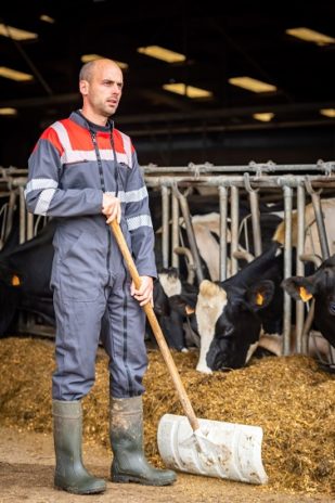 Ardennes Je cultive ma sécurité et ça se voit A l’initiative d’une quinzaines d’organisations professionnelles des Ardennes, 65 % coton, 35 % polyester. Deux poches sur la poitrine et deux autres avec fermeture à glissière horizontale. Un col montant. Des bandes rétroréfléchissantes. Ce n’est parce qu’on est à cheval sur la sécurité qu’on n’a pas le droit d’être élégant. Le gilet sans manche avec double polaire a fière allure. Le modèle avec manches et la combinaison sont également agréables à l’œil. Ces vêtements sont l’aboutissement d’un travail de près d’un an mené par l’équipe de prévention des risques professionnels de la MSA Marne Ardennes Meuse à la demande d’agriculteurs, d’éleveurs et de conseillers agricoles. Celle-ci est intervenue après un accident de travail survenu en octobre 2018. « Je signalais la présence d’une vache sur la voirie pour la rentrer dans son enclos lorsqu’un véhicule m’a renversé », explique la victime.