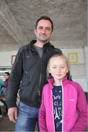 Lucie et son papa Stéphane
Bien manger, dormir, bouger
Bien dans leur assiette
Une journée de sensibilisation au bien-manger, bouger et dormir, baptisée « Du champ à l’assiette », a été organisée à la fin du mois de mars à l’école Jules-Ferry de Le Blanc, au cœur du Parc naturel régional de la Brenne, dans l’Indre, par la MSA Berry-Touraine, avec l’aval de l’Éducation nationale. Pour l’occasion, un village santé a été dressé dans la cour de l’école. Nous y étions.
