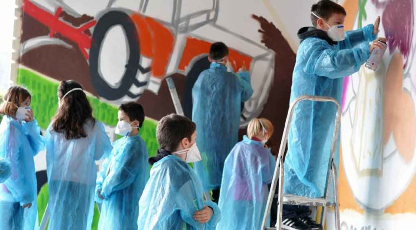 Gaëtan Deffontaines, graffeur local, a l’art d’aider les petits artistes en herbe à exprimer leur créativité.
Bien manger, dormir, bouger
Bien dans leur assiette
Une journée de sensibilisation au bien-manger, bouger et dormir, baptisée « Du champ à l’assiette », a été organisée à la fin du mois de mars à l’école Jules-Ferry de Le Blanc, au cœur du Parc naturel régional de la Brenne, dans l’Indre, par la MSA Berry-Touraine, avec l’aval de l’Éducation nationale. Pour l’occasion, un village santé a été dressé dans la cour de l’école. Nous y étions.
