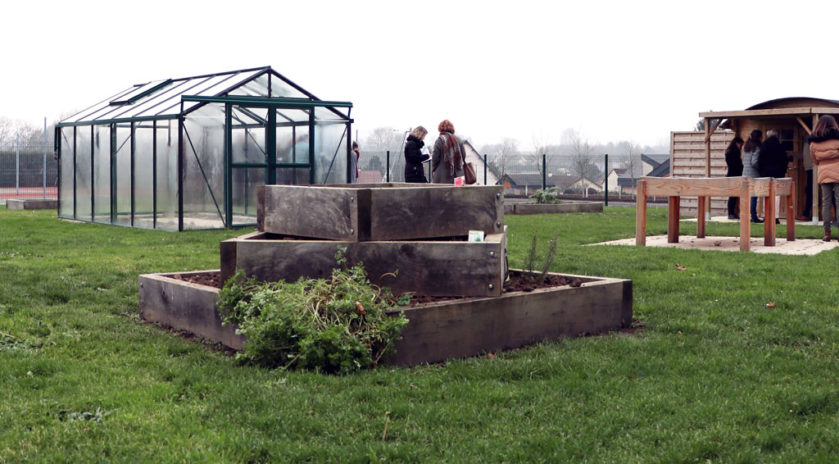 Solidarité autour des aînés Agora jardinière Les habitants de Doudeville, petite commune située au cœur du pays de Caux, surnommée la capitale du lin, ont une façon bien à eux de tisser des liens entre les générations. Leur méthode : faire pousser des fleurs délicates, des fruits sucrés et des légumes joufflus mais surtout du vivre-ensemble dans un jardin qui fleure bon la Normandie.