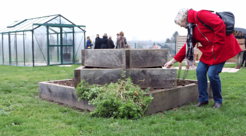 Solidarité autour des aînés Agora jardinière Les habitants de Doudeville, petite commune située au cœur du pays de Caux, surnommée la capitale du lin, ont une façon bien à eux de tisser des liens entre les générations. Leur méthode : faire pousser des fleurs délicates, des fruits sucrés et des légumes joufflus mais surtout du vivre-ensemble dans un jardin qui fleure bon la Normandie.