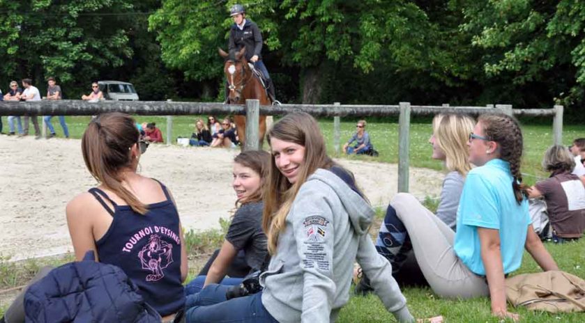 Les élèves en formation BPJEPS mention équitation au lycée Saint-Antoine, à Bois, en Charente-Maritime, écoutent les conseils prodigués lors de cette journée. © Alexandre Roger/Le Bimsa