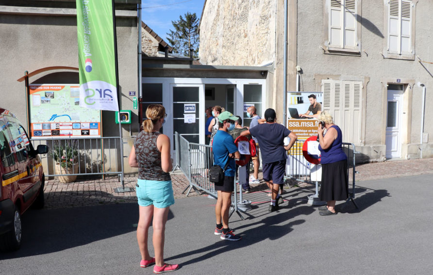 Vendanges
Des tests PCR pour les saisonniers
Aux côtés de l’autorité régionale de santé (ARS) des Hauts-de-France, les équipes de la MSA de Picardie multiplient les opérations de dépistage du Covid-19. Gratuits et ouverts à tous, ces tests ciblent les lieux de regroupement de travailleurs saisonniers. Exemple à la fin du mois d’août dans le Sud de l’Aisne où l’arrivée des vendangeurs de France et d’Europe représente un risque accru de dissémination du virus.