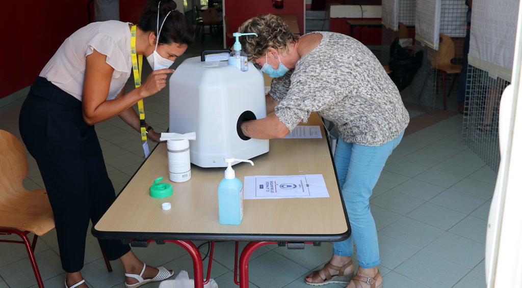 Vendanges Des tests PCR pour les saisonniers
Aux côtés de l’autorité régionale de santé (ARS) des Hauts-de-France, les équipes de la MSA de Picardie multiplient les opérations de dépistage du Covid-19. Gratuits et ouverts à tous, ces tests ciblent les lieux de regroupement de travailleurs saisonniers. Exemple à la fin du mois d’août dans le Sud de l’Aisne où l’arrivée des vendangeurs de France et d’Europe représente un risque accru de dissémination du virus.