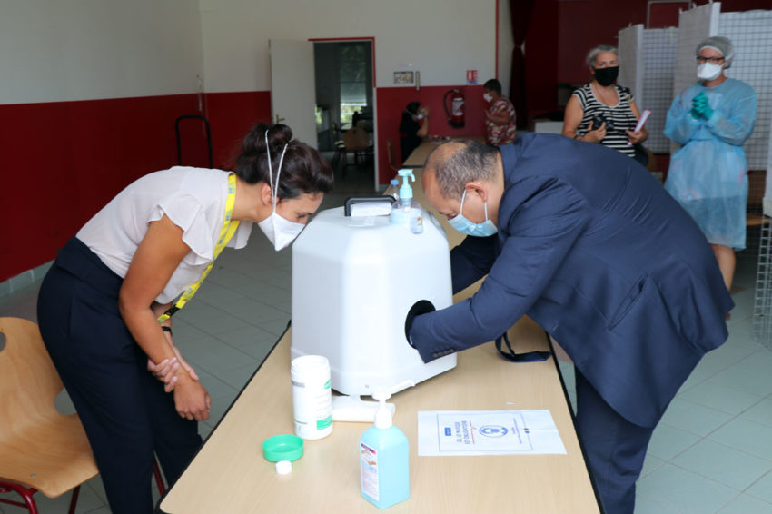 Vendanges
Des tests PCR pour les saisonniers
Aux côtés de l’autorité régionale de santé (ARS) des Hauts-de-France, les équipes de la MSA de Picardie multiplient les opérations de dépistage du Covid-19. Gratuits et ouverts à tous, ces tests ciblent les lieux de regroupement de travailleurs saisonniers. Exemple à la fin du mois d’août dans le Sud de l’Aisne où l’arrivée des vendangeurs de France et d’Europe représente un risque accru de dissémination du virus.