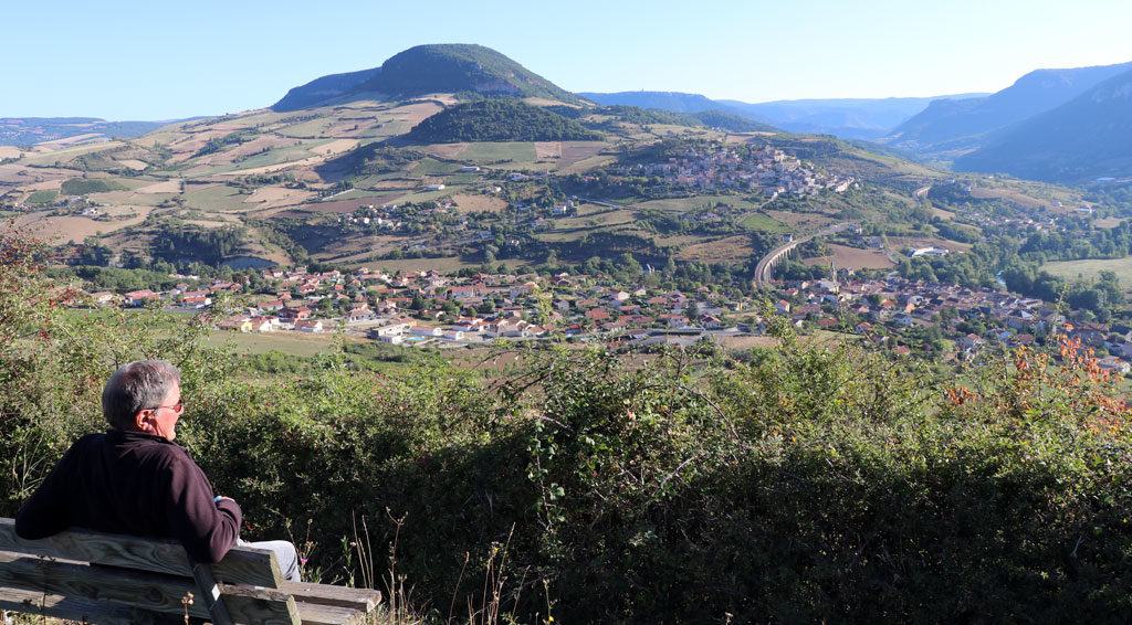 Générations Mouvement
Un bistrot nommé désir
À Aguessac, village de l’Aveyron de 850 âmes situé au cœur du parc naturel régional des Grands Causses, des bénévoles de l’association locale de Générations Mouvement se sont unis pour ouvrir un bistrot associatif. L’initiative, récompensée dans le cadre du concours national Générations actions 2020, créé en partenariat avec la MSA, vise à rompre l’isolement et à créer du lien entre les âges. Cela méritait qu’on pousse la porte de l’établissement pour découvrir ce lieu joyeux né de la volonté d’amoureux de l’art de vivre à la mode aveyronnaise.
#ConcoursGénérationsActions #GenerationsMouvement #Ruralité