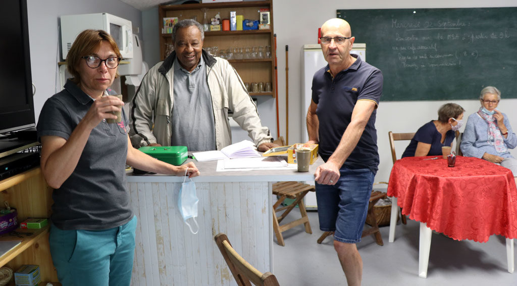 Générations Mouvement
Un bistrot nommé désir
À Aguessac, village de l’Aveyron de 850 âmes situé au cœur du parc naturel régional des Grands Causses, des bénévoles de l’association locale de Générations Mouvement se sont unis pour ouvrir un bistrot associatif. L’initiative, récompensée dans le cadre du concours national Générations actions 2020, créé en partenariat avec la MSA, vise à rompre l’isolement et à créer du lien entre les âges. Cela méritait qu’on pousse la porte de l’établissement pour découvrir ce lieu joyeux né de la volonté d’amoureux de l’art de vivre à la mode aveyronnaise.
#ConcoursGénérationsActions #GenerationsMouvement #Ruralité