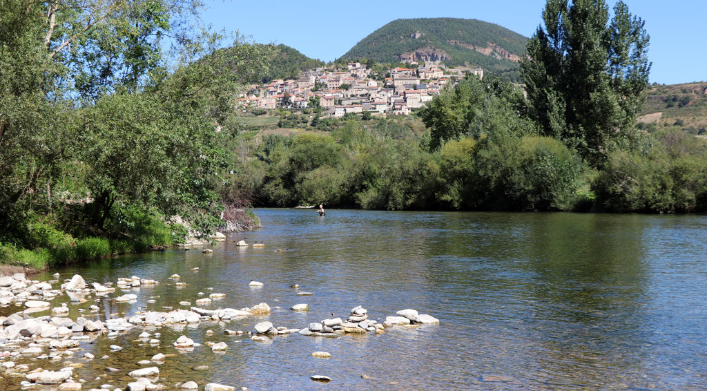 Générations Mouvement
Un bistrot nommé désir
À Aguessac, village de l’Aveyron de 850 âmes situé au cœur du parc naturel régional des Grands Causses, des bénévoles de l’association locale de Générations Mouvement se sont unis pour ouvrir un bistrot associatif. L’initiative, récompensée dans le cadre du concours national Générations actions 2020, créé en partenariat avec la MSA, vise à rompre l’isolement et à créer du lien entre les âges. Cela méritait qu’on pousse la porte de l’établissement pour découvrir ce lieu joyeux né de la volonté d’amoureux de l’art de vivre à la mode aveyronnaise.
#ConcoursGénérationsActions #GenerationsMouvement #Ruralité