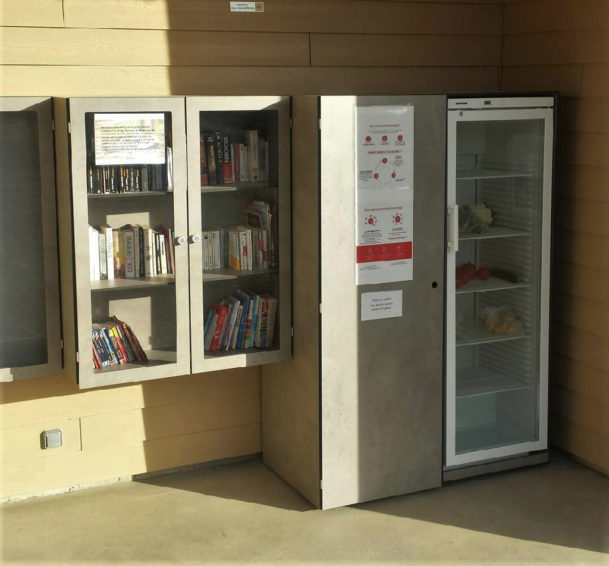 frigo et boite à livres solidaires installés au Gaec Le Fleurinois dans le Rhône