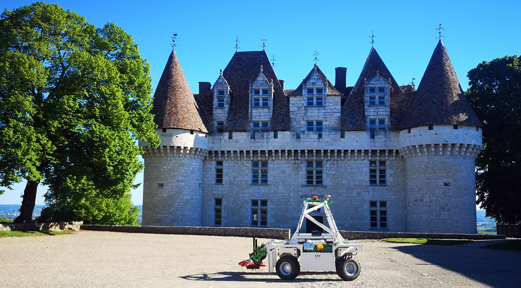 Le robot Ted de Naïo est une alternative aux herbicides. Sa légèreté (900 kg) permet de lutter contre la compaction des sols et son passage fréquent offre un travail d’entretien régulier. 
© Cave coopérative de Monbazillac