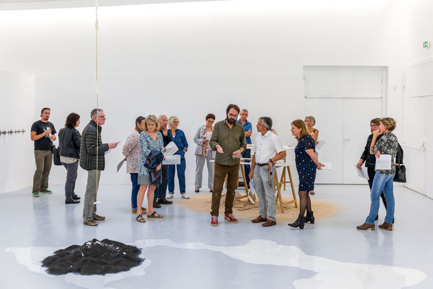 Le public de Rurart rencontre de l'œuvre «Air glacière » les artistes ; ici Franck Dubois artiste plasticien.