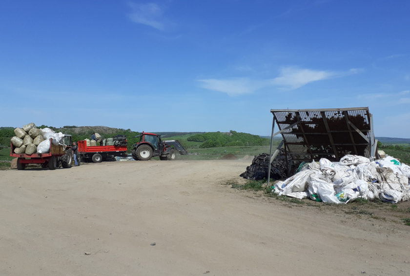 Nasbinals Collecte de déchets plastiques agricoles avec l'association Copage