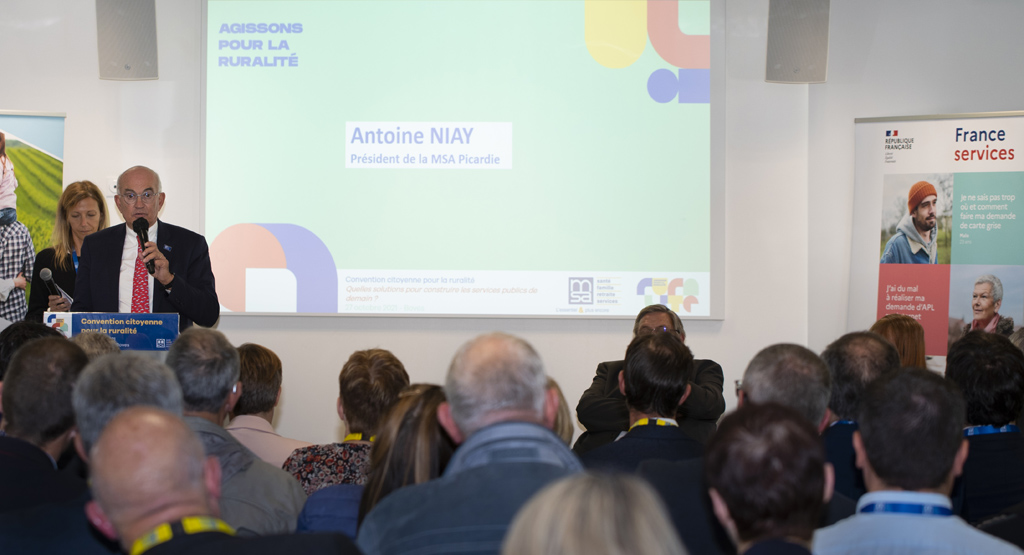 Convention citoyenne pour la ruralité - atelier à Boves, siège de la MSA de Picardie. Antoine Niay, président de la MSA de Picardie, ouvre la rencontre.