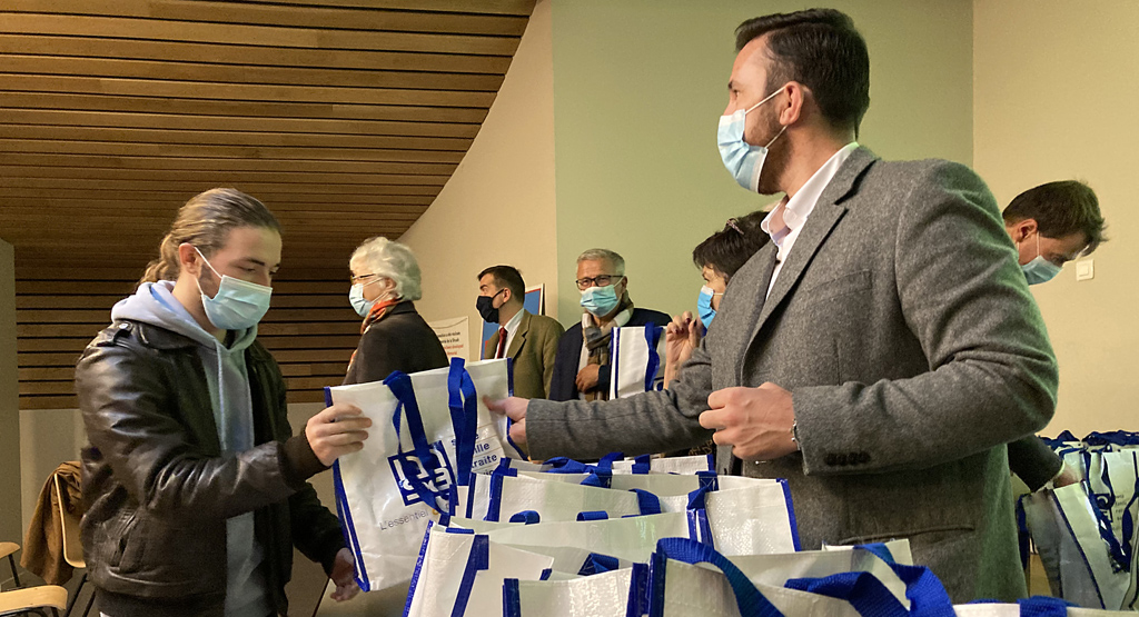 Les apprentis de cinq CFA réunis au lycée agricole de Saint-Germain-en-Laye ont reçu un sac contenant des denrées alimentaires, produits d'hygiène et fournitures scolaires.