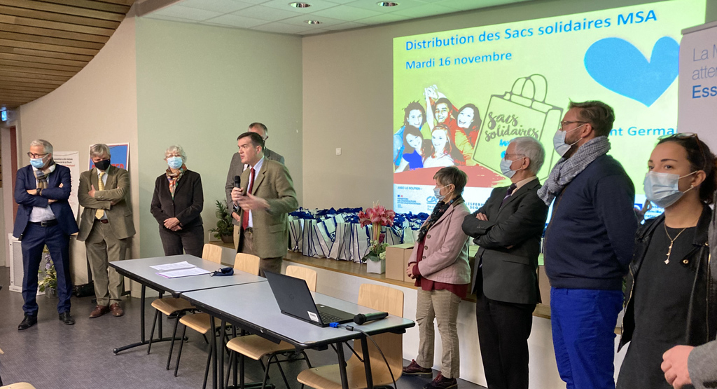 Remise de sacs solidaires pour les apprentis de l'enseignement agricole au lycée agricole de Saint-Germain-en-Laye par la MSA de l'Île-de-France et ses partenaires (Crédit Agricole Île-de-France et Driaaf)