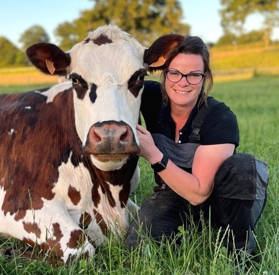 Loren Duhameau, éleveuse bovins en normandie, service de remplacement