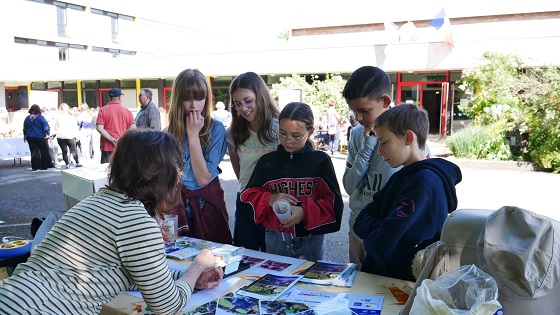 Plusieurs jeunes prennent des informations sur la prévention des risques solaires présentée par l’ASEPT.