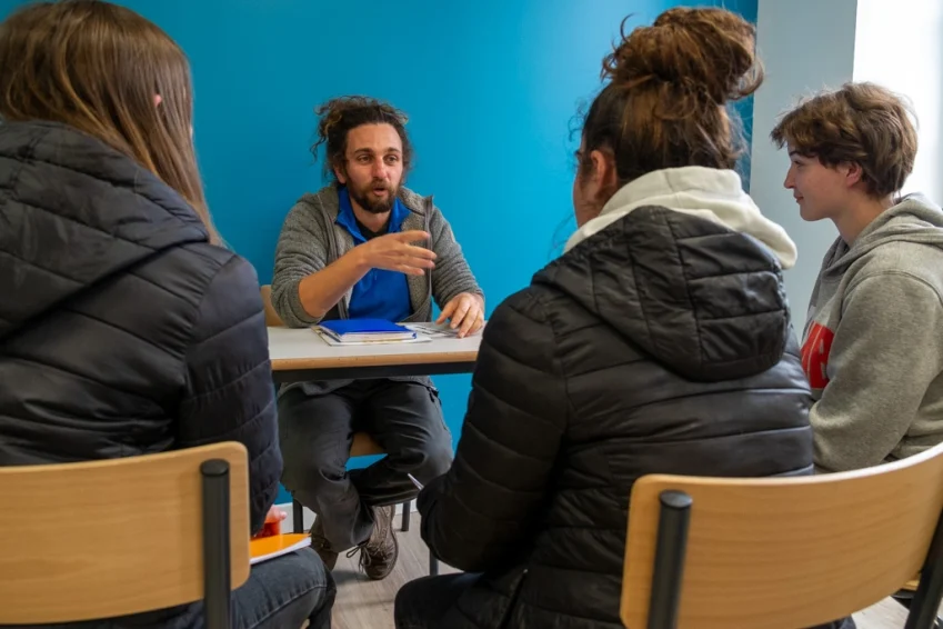 Jeune agriculteur d'Aire-sur-l'Adour discutant avec des jeunes qui s'installeront après leurs études à la MFR.