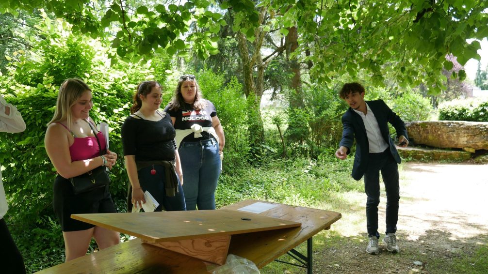 Avant la cérémonie, les jeunes ont profité de l’installation de jeux en bois dans les espaces arborés du lycée Granvelle.