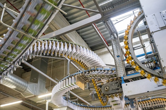 Le ballet des machines Une vue panoramique des machines en plein travail, illustrant l'efficacité et la précision de cette usine qui est l'une des plus modernes d'Europe.