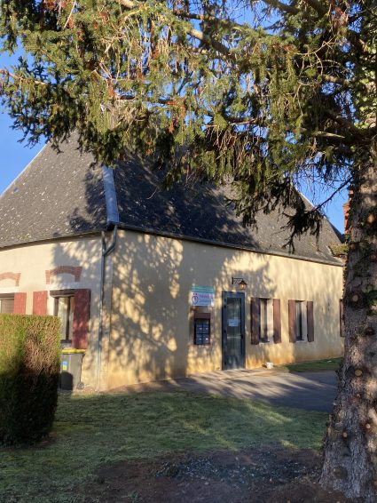 Une maison ancienne au milieu des arbres