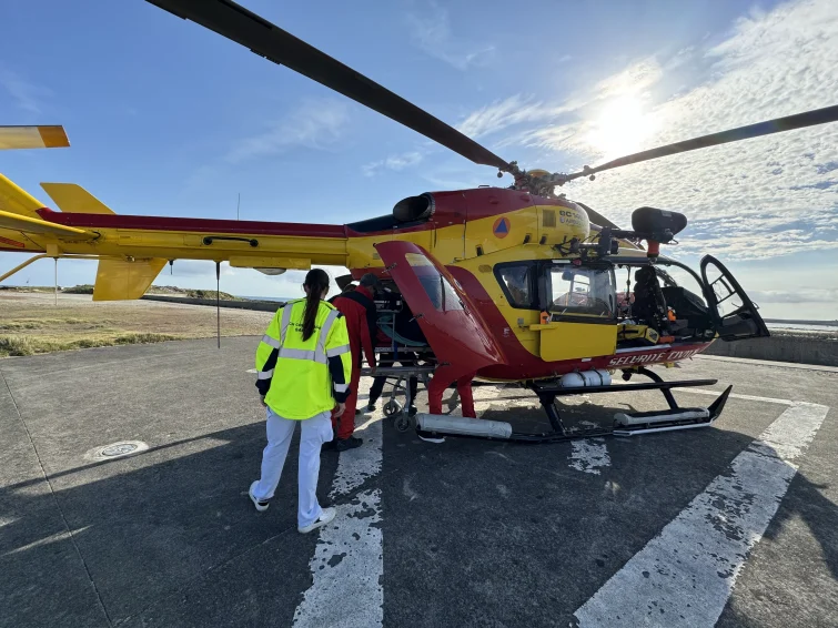 Hélicoptère qui se déplace sur l'île de Sein pour secourir un patient.