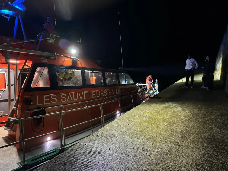 Bateau Sauveteurs en mer (SNSM) à quai sur l'île de Sein pour secourir un malade.