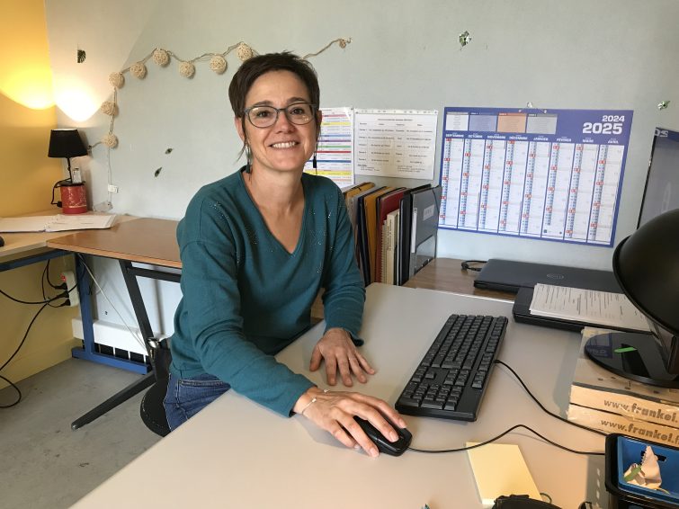 Une femme assise à son bureau