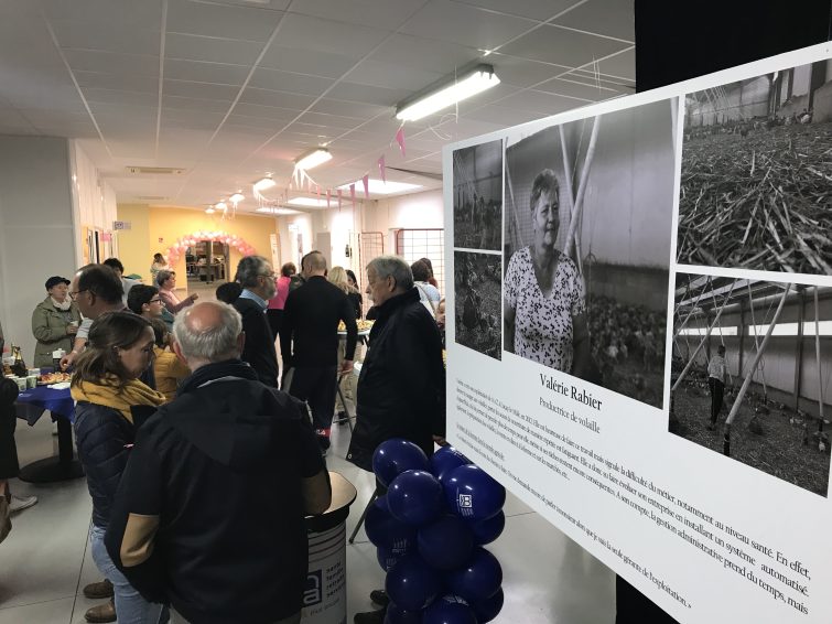 une exposition phot avec des visiteurs