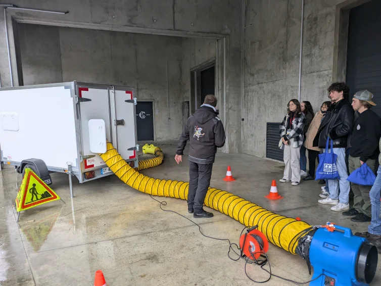 Une machine et une groupe de personnes