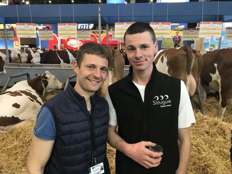 Deux éleveurs de vaches devant leurs bovins