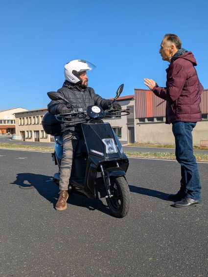 Tony écoute les instructions du moniteur avent de tester le scooter électrique