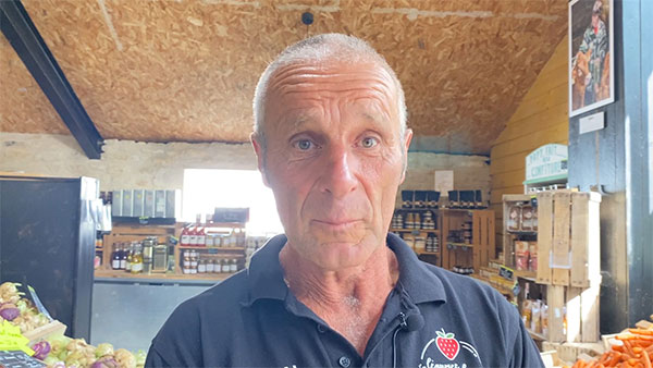 Alain Lucas, exploitant en production maraîchère du Logis du Mortier, est ravi d’accueillir au sein de sa ferme une troupe de théâtre composée d’agriculteurs de la Charente.