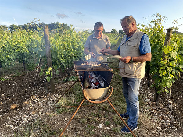 Bien avant le spectacle, le public s'est régalé de grillades au barbecue.