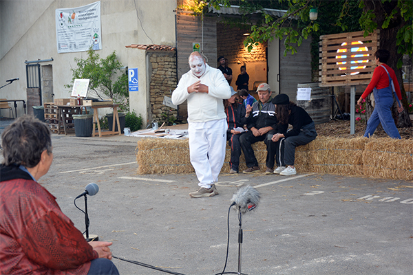 Frédéric, éleveur ovin sur Oradour-Fanais, s’improvise clown blanc.