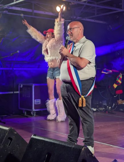Le maire de Chenevelles, Cyril CIbert, lance les festivités du soir DR